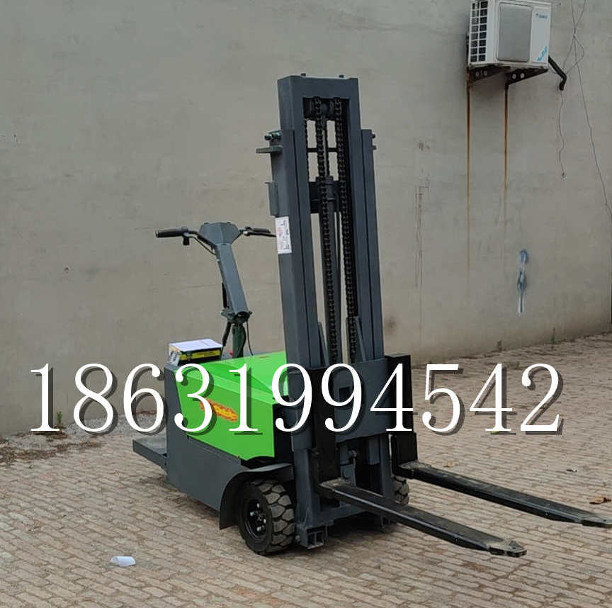 中牟县优程全电动叉车插腿式堆高车液压装卸车1.5吨升高小型站驾式铲车